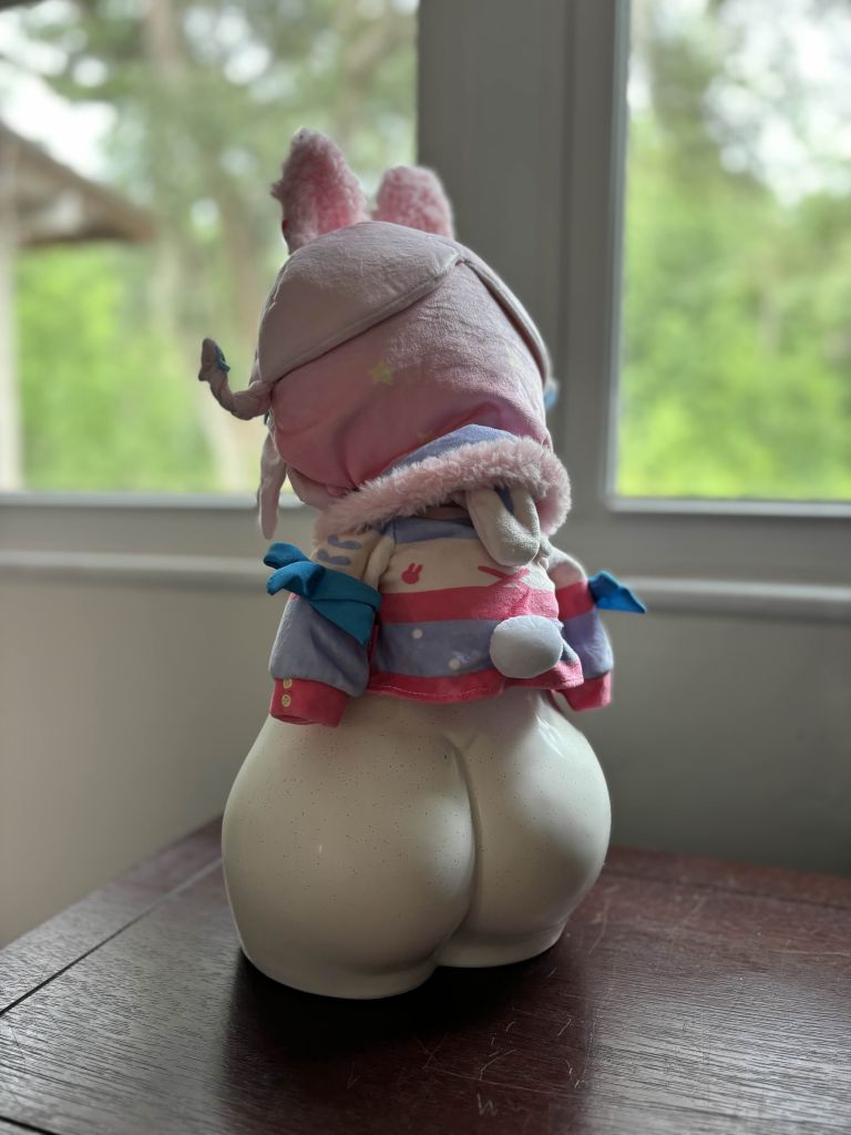 XL pippa ass statue.jpg